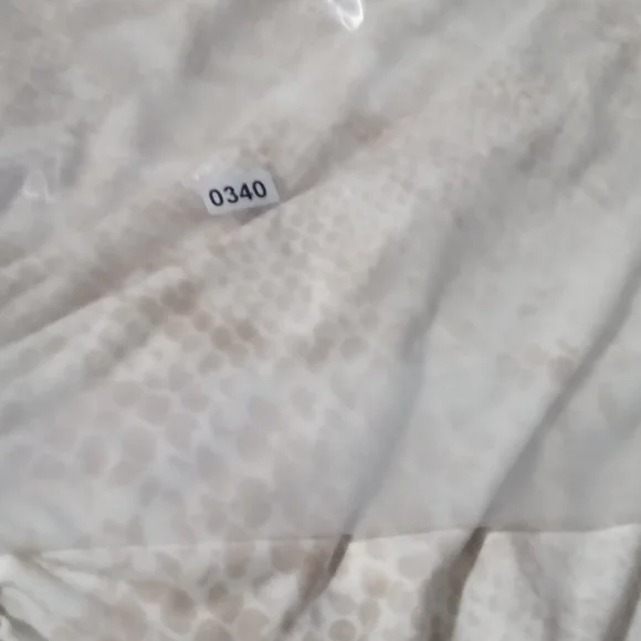 Vince Camuto Beige Patterned V-Neck Blouse - Picture 7 of 7